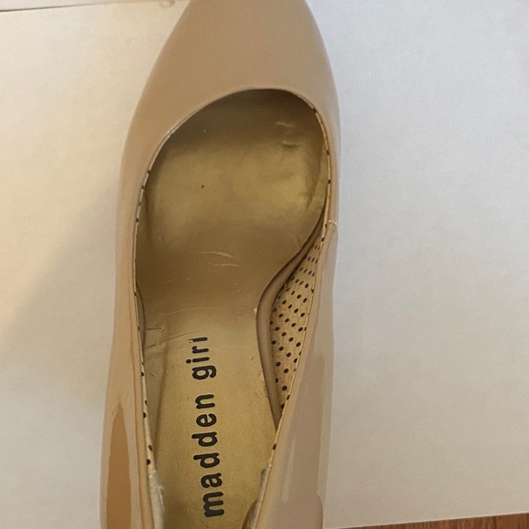 Madden Girl vintage Glossy Beige Heels - Picture 2 of 5